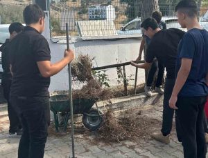 Koçarlı’da öğrenciler ÇEDES Projesi kapsamında okul bahçesini temizledi