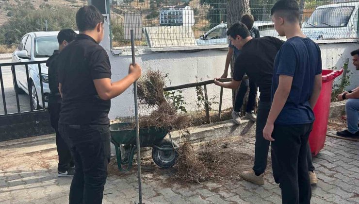 Koçarlı’da öğrenciler ÇEDES Projesi kapsamında okul bahçesini temizledi