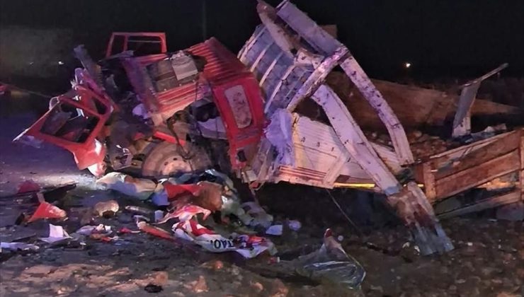 Konya Kadınhanı’da pancar yüklü kamyon şarampole devrildi, sürücü hayatını kaybetti