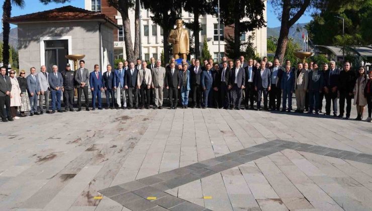 Köyceğiz Muhtarlar Derneği, Muhtarlar Günü’nde Atatürk büstüne çelenk sundu