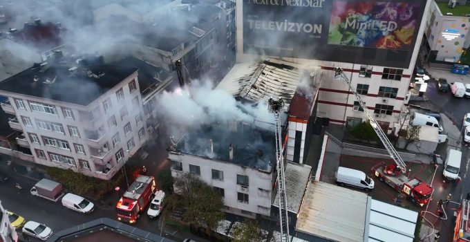 Küçükçekmece’de tekstil atölyesinin çatısında çıkan yangın bitişik binaya sıçradı