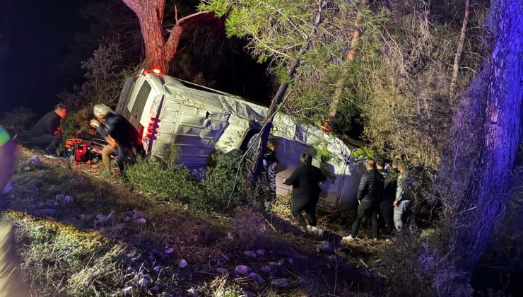 Kumluca’da dağcıları taşıyan tur minibüsü şarampole devrildi! 15 kişi yaralandı