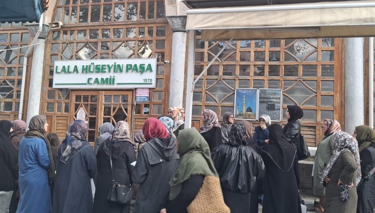 Kütahya Aile Derneği üyeleri kentin tarihi cami ve türbelerini ziyaret etti