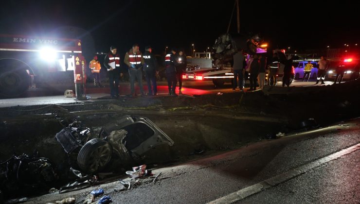 Lapseki’den Çanakkale’ye giden otomobilin direğe çarpması sonucu 2 kişi öldü