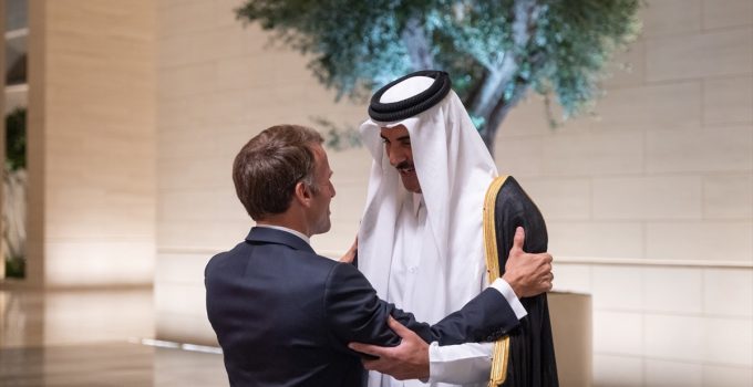 Macron, Körfez turunun son durağı Doha’da Katar Emiri ile stratejik ortaklığı görüştü