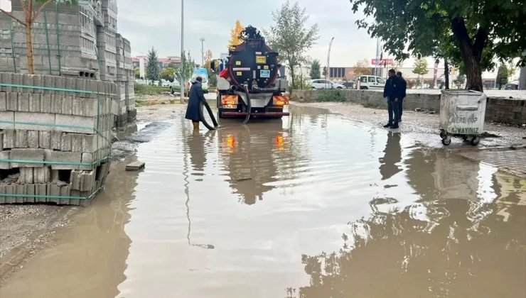 Malatya’da sağanakta cadde ve sokaklar suyla kaplandı, MASKİ ekipleri çalışıyor