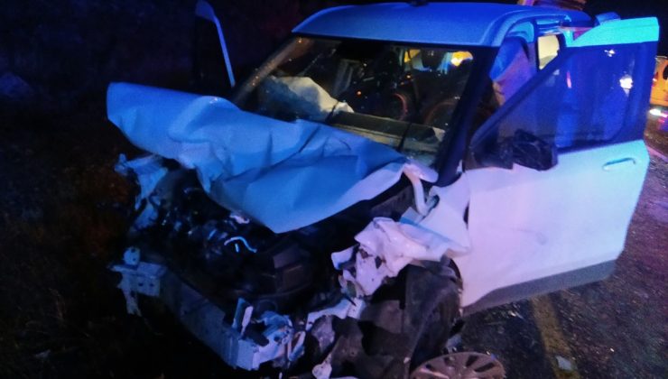 Mardin Midyat’ta iki aracın çarpışması can aldı, 1 kişi öldü 3 kişi yaralandı