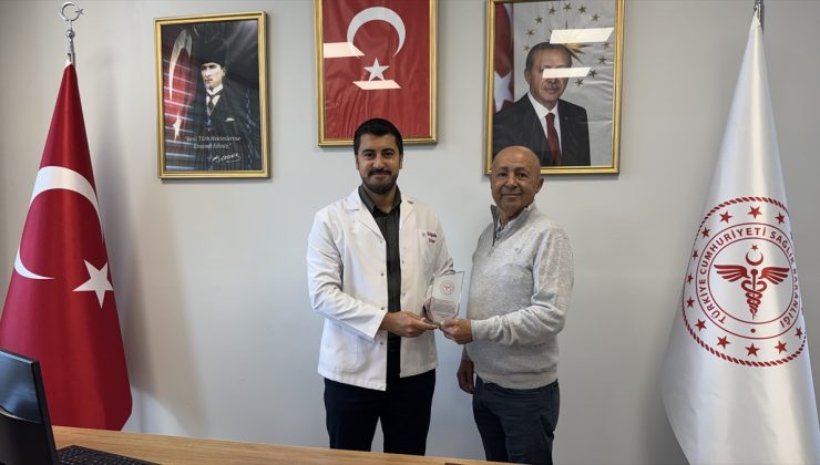 Marmaris Devlet Hastanesinde Atatürk büstüne katkı sunan idarecilere plaket verildi