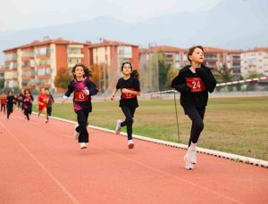 Merkezefendi’de düzenlenen Cumhuriyet Koşusu, Albayrak Atletizm Sahası’nda yapıldı