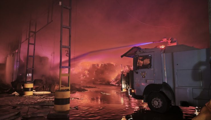Mersin’de tütün antreposunu alevler sardı! Yangının yıldırım düşmesiyle çıktığı tahmin ediliyor