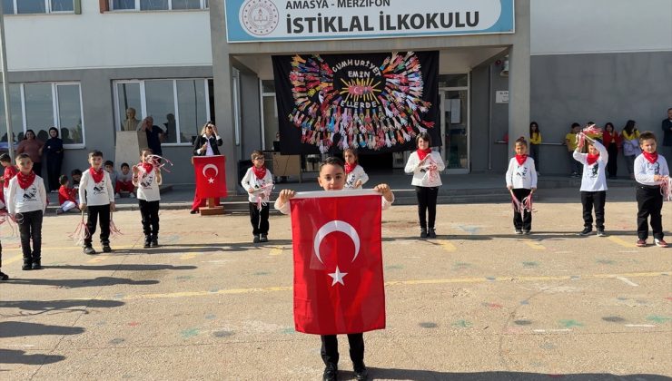 Merzifon’da 2-B sınıfı öğrencileri Atatürk tişörtleriyle zeybek gösterisi yaptı