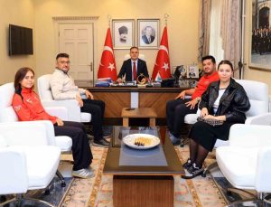 Muğla Valisi Akbıyık, 2027 kadrosuna seçilen milli okçuları altınla ödüllendirdi