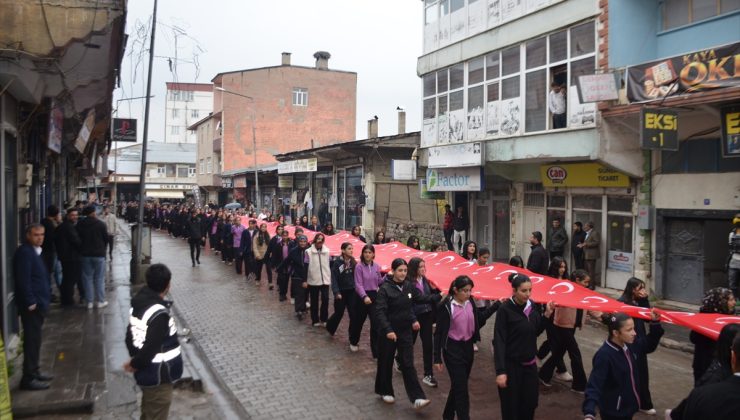 Muş Bulanık’ta Cumhuriyet yürüyüşünde 200 metrelik Türk bayrağı açıldı