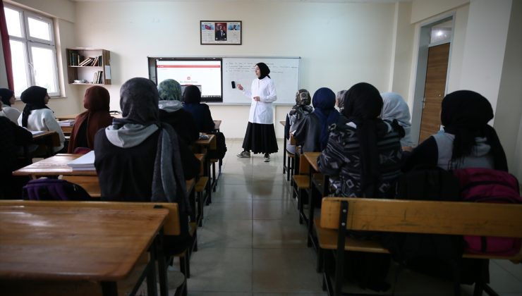 Muş’ta öğretmen olan Zehra Süt, 11 öğrenciyi okula kazandıran komisyonda görev alıyor