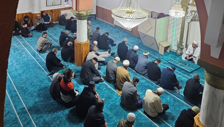 Niğde Bor’da sabah namazı buluşmasında gençler ve aileleri bir araya geldi