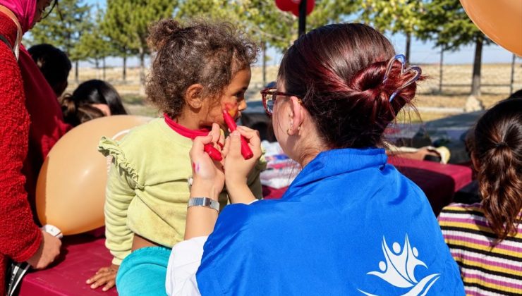 Niğde Konaklı’da mevsimlik tarım işçisi çocuklarına ‘İyilik Var’ şenliği yapıldı