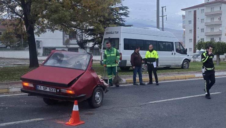 Niğde’de minibüsle çarpışan otomobil ikiye bölüldü, sürücü ağır yaralandı