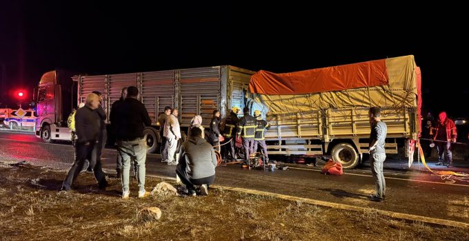 Niğde’de tıra arkadan çarpan kamyonet sürücüsü ağır yaralanarak hastaneye kaldırıldı