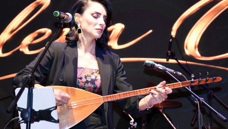 Özlem Özdil, Kırıkkale’de 29 Ekim konserinde binlerce kişiyle buluştu