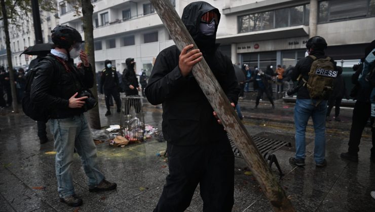 Paris’te Sarı Yeleklilerin eylemine polis biber gazıyla müdahale etti