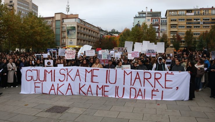 Priştine’de kadın cinayetleri protestosunda adalet ve hükümet binalarına boya atıldı