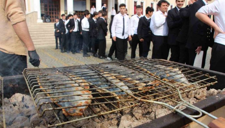 Rize’de denizcilik lisesinin 3. balık festivalinde hamsi yerine palamut ikram edildi