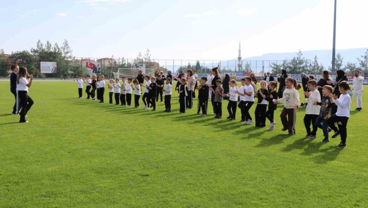 Safranbolu’da 2. sınıf öğrencileri aileleriyle geleneksel oyunlar oynadı
