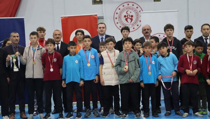 Şalpazarı’nda Cumhuriyet Bayramı sporlarında dereceye giren öğrenciler ödüllendirildi