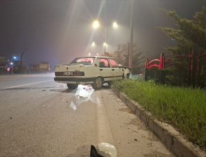 Samsun Bafra’da bariyerlere çarpan otomobilin sürücüsü hastaneye kaldırıldı