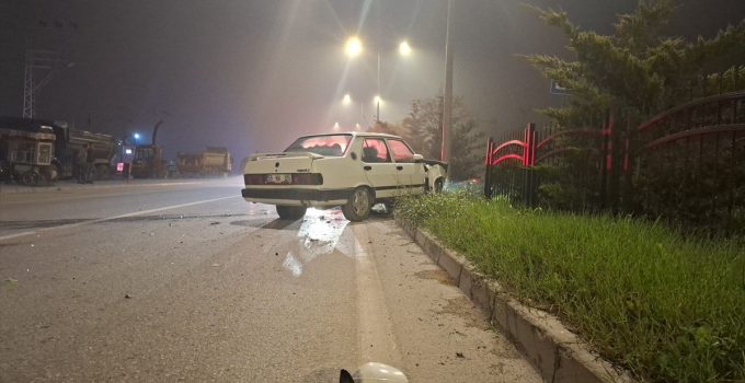 Samsun Bafra’da bariyerlere çarpan otomobilin sürücüsü hastaneye kaldırıldı