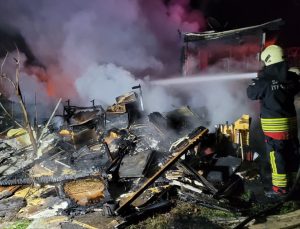 Samsun Çarşamba’da iki katlı ahşap evde yangın çıktı, ev kullanılamaz hale geldi