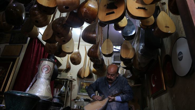 Şanlıurfa’da bağlama ustası Yahya Çekirge babadan kalma saz imalatını sürdürüyor