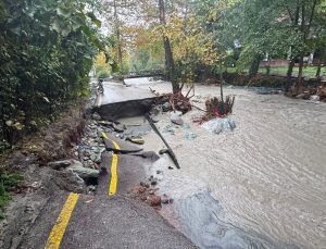 Sapanca’da sağanak yolları çökertti, köprüler yıkıldı, bungalovlar zarar gördü
