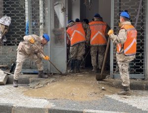 Sarıyer Ayazağa’da sel izleri jandarma ve AFAD gönüllüleriyle siliniyor
