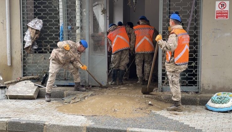 Sarıyer Ayazağa’da sel izleri jandarma ve AFAD gönüllüleriyle siliniyor