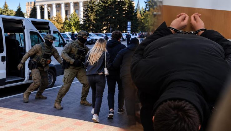 Sevgilisiyle yolda yürürken istihbaratçılar kıskıvrak yakaladı