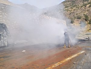 Siirt Baykan’da ham madde yüklü tır devrildi; yangın söndürüldü, sürücü hafif yaralandı
