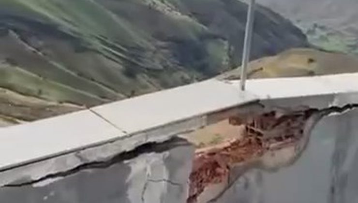 Siirt’te sağanak ve dolu caddeleri suya buladı, yıldırım 2 katlı binanın damını vurdu