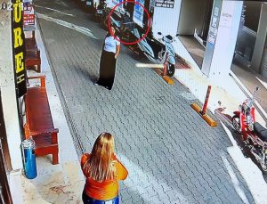 Silifke’de iş hanından kopan cam, sohbet eden kadının yanına düştü! O anlar kamerada