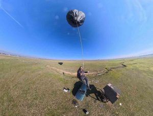 Sinanpaşa’da Halil Akdeniz, yaklaşık 600 çöp poşetinden güneş enerjili balon yaptı