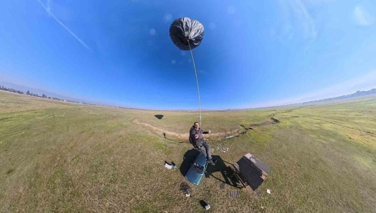 Sinanpaşa’da Halil Akdeniz, yaklaşık 600 çöp poşetinden güneş enerjili balon yaptı