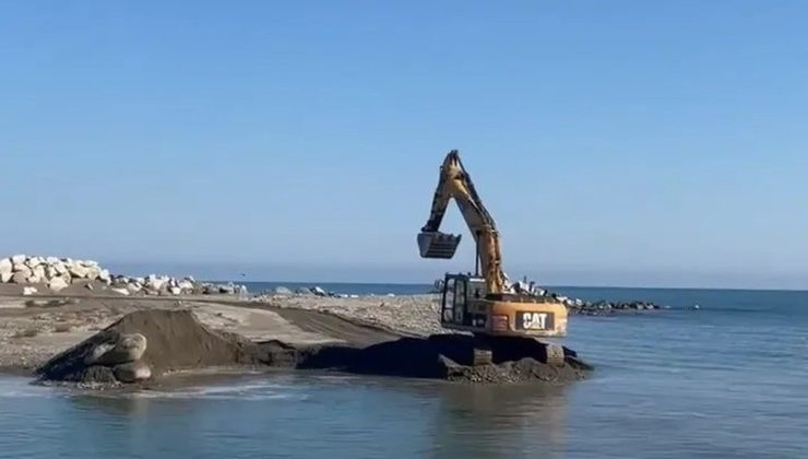 Sinop’ta Ayancık Kaymakamlığı zarar gören balıkçı barınağında temizlik başlattı