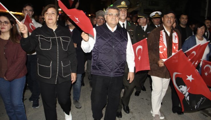 Sinop’ta Cumhuriyet’in 103. yıl dönümünde fener alayı Tarihi Cezaevi önünden yürüdü