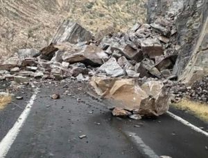 Şırnak Beytüşşebap kara yolu Komato Dağı’ndan kopan kayalarla ulaşıma kapandı