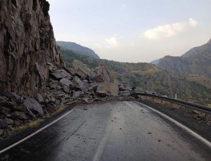 Şırnak-Beytüşşebap yolu kaya düşmesiyle kapandı, can ve mal kaybı yaşanmadı