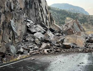 Şırnak Beytüşşebap’ta aşırı yağış sonrası dev kayalar karayolunu kapattı