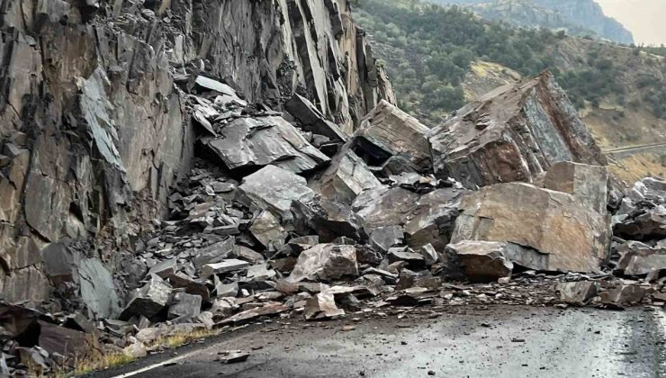 Şırnak Beytüşşebap’ta aşırı yağış sonrası dev kayalar karayolunu kapattı