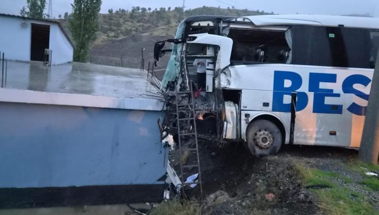 Şırnak’ta yolcu otobüsü ile TIR çarpıştı: 1 ölü, 14 yaralı