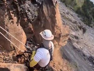 Şırnak’ta 46 tonluk kayanın düştüğü yolda dağcı ekipler temizlik başlattı