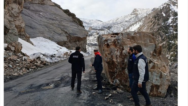 Şırnak’ta riskli kayalar IRATA sertifikalı dağcı ekiplerce temizleniyor